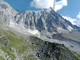 Vue générale depuis le Plan de l'Aiguille du glacier des Pèlerins avec la zone suspendue du glacier à gauche de l'aiguille du Midi, la zone régénérée au pied des falaises et les moraines latérales en contrebas.