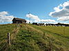 Gläserberg: Kuhweide, Dermbacher Hütte und Gipfelkreuz (Blick von Nordwesten)