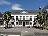 Hôtel de ville et rectorat (façades et toitures), mur d'enceinte et alentours (cours intérieures agrémentées de plantes)