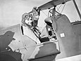 ATA-Pilotin Pauline Gower im Cockpit einer de Havilland Tiger Moth