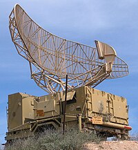 Radar symudol byddin israel, gyda'i antena'n troi'n araf er mwyn canfod awyrennau a thaflegrau o wahanol gyfeiriad ac uchder.