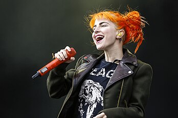 La chanteuse américaine Hayley Williams, du groupe rock Paramore, en concert à Nuremberg en 2013. (définition réelle 3 920 × 2 613)