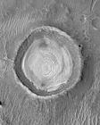 Шаруваті породи в невеликому кратері в басейні Скіапареллі, знімок Mars Global Surveyor