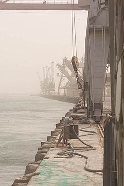 Gruas no porto de Umm Qasr