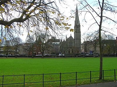 The Mall, terlihat First Presbyterian Church dan Gospel Hall di seberang