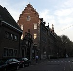 Jezuïetenklooster, straatzijde met barokke poort