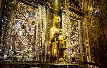 27/04: La Moreneta, marededeu d'àlber i faig del segle XII situada al Monestir de Montserrat i patrona de Catalunya.
