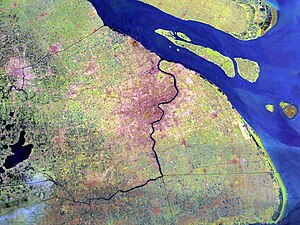 衛星写真。左端の淀山湖から中央の上海市街へ黄浦江が流れる。上は長江