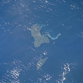 Photo satellite de l'île de Tongatapu (au centre). L'île au sud est 'Eua.