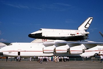 De Antonov An-225, het grootste vliegtuig dat ooit in productie is gegaan, met daarbovenop de Boeran shuttle.