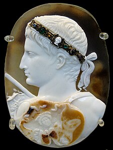Камея с изображением императора Августа. На груди — горгонейон. 14-20 гг. н. э.
