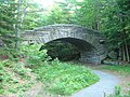 En af de 17 broer af granit, som John D. Rockefeller lod opføre.