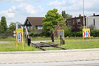 Monument Scheve Overweg. Hier kruiste de 's-Gravenweg de voormalige spoorlijn waar nu de N219 over loopt.