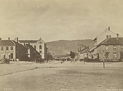 Sett mot vest (1878) Harmonien utenfor bildet t.v.; Kongens gate; Lundgreengården t.h. Foto: Hans Krum/NTNU UB