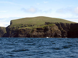 Klippene vest på øya. Foto: Tony Kinghorn