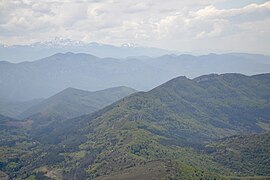 Les Pyrénées audoises : paysage au sommet du pech de Bugarach, et en arrière-plan, le pic de Madrès, dans le sud.