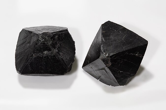 圖為雙錐體錫石，化學式為SnO2。採自中國四川省平武縣雪寶頂南麓。邊長約為30厘米。
