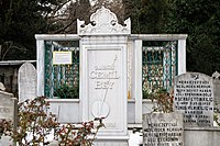 Tamburî Cemil Bey'in Merkezefendi Mezarlığı'ndaki kenotaf'ı (sol) ve kabri (sağ), İstanbul