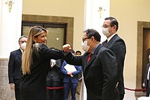 Vásquez elbow bumps Áñez shortly after being sworn in.