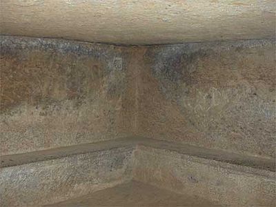 Shtrate të thjeshta guri në një vihara në Shpellat Kanheri