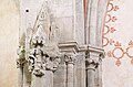 Karja kiriku skulptuurigrupil on püha Katariina kujutatud märtri atribuudi palmioksaga ja õpetlase atribuudi raamatuga