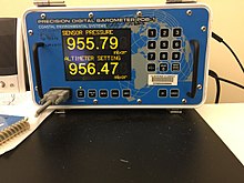 Un baròmetre digital a l'oficina de pronòstic local del Servei Meteorològic Nacional a Key West, Florida, durant l'eoisodi de l'huracà (10 de setembre de 2017)