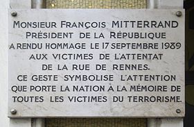 Plaque commémorative au no 140 bis de la rue de Rennes avec l'inscription « Monsieur François Mitterrand, président de la République, a rendu hommage le 17 septembre 1989 aux victimes de l'attentat de la rue de Rennes. Ce geste symbolise l'attention que porte la nation à la mémoire de toutes du terrorisme ».