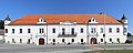 Schloss Schrems, heute Landesberufsschule, mit den Wappen der Bartenstein und Osy von Zeegwart über den Portalen und dem Wappen der Vrints im Dreiecksgiebel über dem Balkon.