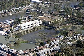 Intensification des tempêtes. Le Bangladesh après le cyclone Sidr est un exemple d'inondation catastrophique due à l'augmentation des précipitations[236].