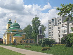 A monument tae Lenin an a Orthodox kirk