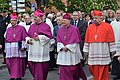 Da destra: il cardinale Dziwisz, mons. Jędraszewski, mons. Pennacchio e mons. Głódź in abito corale indossano la croce pettorale con cordone (tranne il cardinale, che la indossa con catena)