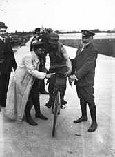 Octave Lapize bei der Zielankunft der Tour de France