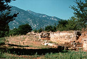 Antikvaj ruinoj en Dion, fone la montomasivo de Olimpo