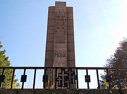 Monumento al general Mola op 2,5 km ten zuiden van het plaatsje Alcocero de Mola (Weg nr. 09258, Castil de Peones, Burgos, Spanje, N 42 27 4.7, W 3 21 37.9).