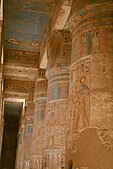 עיטורי צבע על העמודים במקדש רעמסס השלישי במדינת האבו.