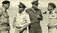 לסקוב (משמאל) בחברת קציני צה"ל בכירים בעת מלחמת סיני: מפקד חיל האוויר דן טולקובסקי, ומפקד פיקוד הדרום, אסף שמחוני.