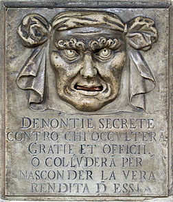 Une « bouche de lion », boîte aux lettres pour les dénonciations anonymes, au palais des Doges, à Venise (Italie). Traduction de l'inscription dans la pierre : « Dénonciations secrètes contre toute personne qui dissimule des faveurs ou des services, ou qui cherche à cacher ses vrais revenus ». (définition réelle 2 002 × 2 338)