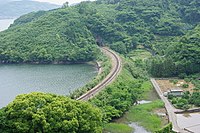 喜々津駅 - 東園駅間。旧線区間の喜々津駅 - 大草駅間は大村湾沿いを通っており景色の良い場所が多い。 2009年5月23日