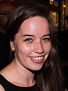 Anna Popplewell interprète Lola Flemming