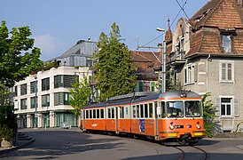 Un train de la BD en approche de la gare