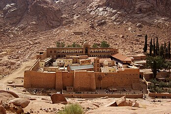 Le monastère Sainte-Catherine, monastère orthodoxe situé sur les pentes du mont Sainte-Catherine, dans le sud de la péninsule du Sinaï, en Égypte. (définition réelle 3 872 × 2 592)