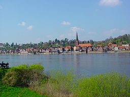 Vy över floden Elbe till Lauenburg