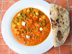 Paneer con piselli e salsa di pomodoro cremosa