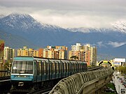 Metro de Santiago (Chile) menggunakan kereta api tayar getah dengan landasan bertingkat