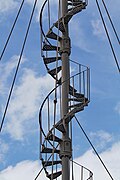 Escalier de maintenance et mât en éléments assemblés.