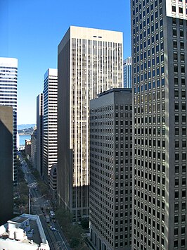 De First Market Tower is het derde gebouw van rechts