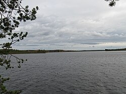 Järvinäkymä pohjoisen Haudanlahdesta kaakkoon