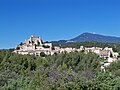 Blick auf Le Barroux mit dem Mont Ventoux im Hintergrund