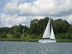 Bruno of Querfurt bakke og kors i Giżycko. Set fra søen Niegocin