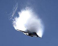 引き起こし機動を行ったF/A-18Fの主翼上面に生じた雲